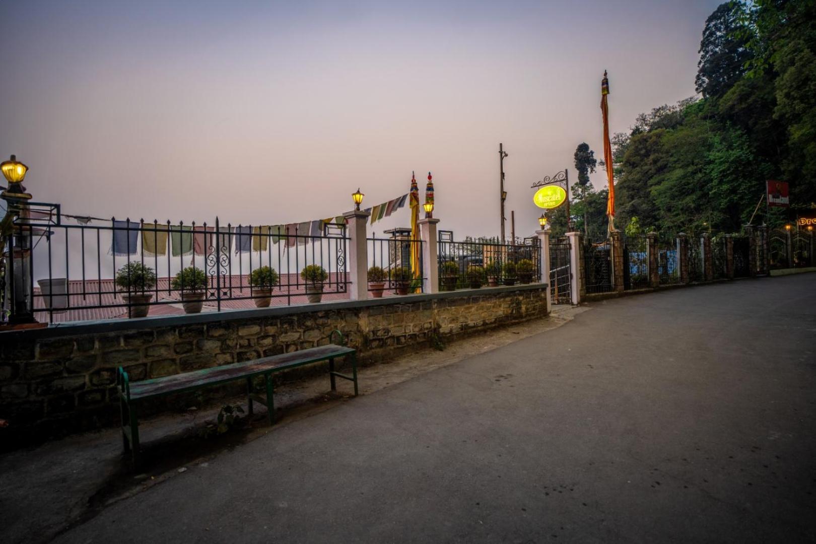 Muscatel Nirvana - At The Mall Road Darjeeling  Exterior photo