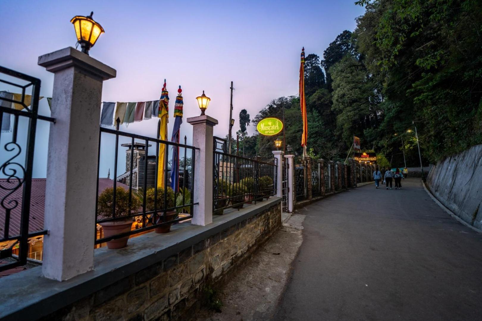 Muscatel Nirvana - At The Mall Road Darjeeling  Exterior photo